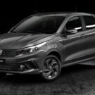 Fiat Argo cinza escuro na diagonal no fundo escuro.