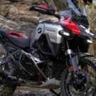 BMW R 1300 GS prata de lado.