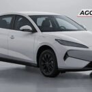 BYD E7 branco em fundo branco.