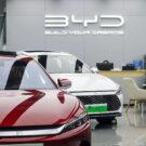 Dois carros da BYD dentro de uma loja.