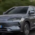 Carro da BYD cinza escuro na diagonal.