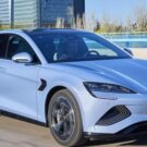 BYD Seal azul passando em uma ponte.