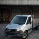 Mercedes-Benz Sprinter 315 CDI Street prata parado na diagonal.