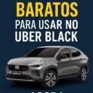 Fiat Fastaback cinza escuro parado na diagonal em um fundo azul.