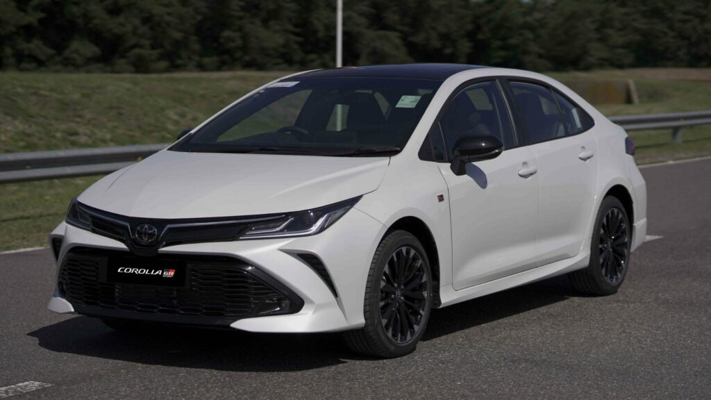 Toyota Corolla branco na estrada.