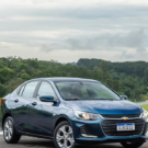 Onix Plus azul na diagonal.