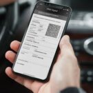 Homem segurando o celular acessando o CRLV 2025.