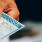 Pessoa entregando a CNH.