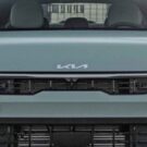 Frente do Kia K4 verde.