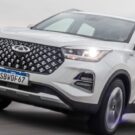 Frente do Tiggo 5X branco na estrada.