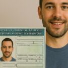 Homem branco segurando sua CNH.