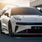 Zeekr 001 R cinza na diagonal.