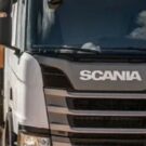 Frente de uma Scania Branca.