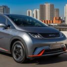 Dianteira de um BYD Dolphin cinza escuro na diagonal.