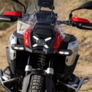 Frente da nova BMW R 1300 GS vermelha.