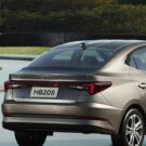 Novo Hyundai HB20S 2025 cinza fazendo uma curva.