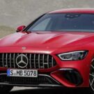 Frente de uma Mercedes-AMG GT 63 S E Performance vermelha.