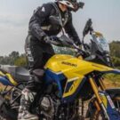 Lateral da V-Strom 800 amarela com motociclista em cima.