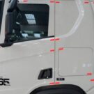 Lateral de um caminhão com a vacina antifurto.