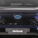 Frente da Toyota Rav4 azul escura.