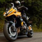 Nova Triumph Tiger Sport 800 amarela na estrada.