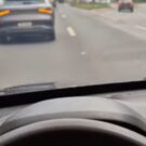 Carro cinza com o pisca-alerta aceso por conta de brincadeira a internt.