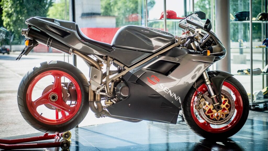 Ducati 916 Senna cinza parada dentro de uma loja.