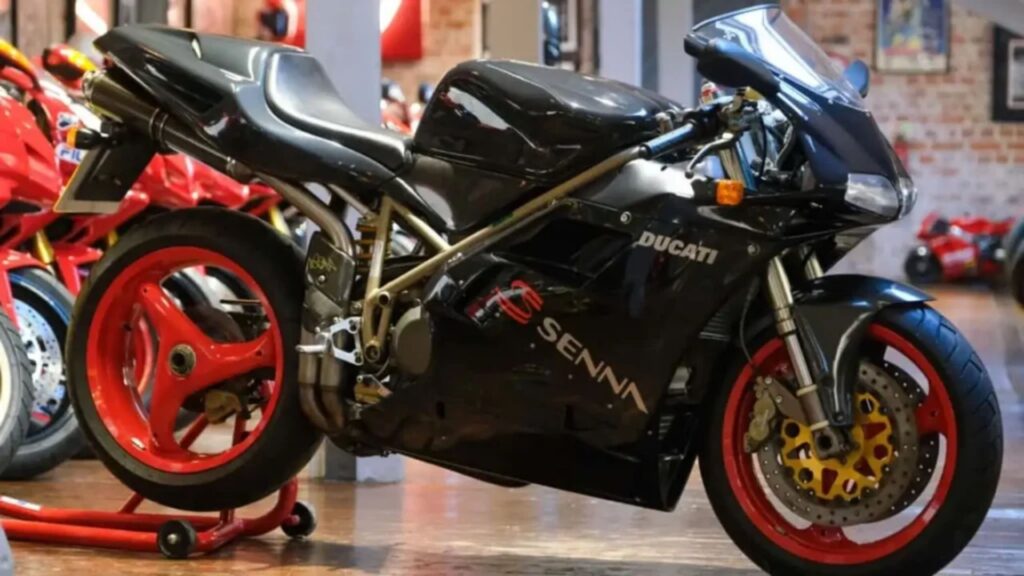 Ducati 916 Senna preta parada na diagonal.