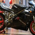 Ducati 916 Senna preta parada na diagonal.