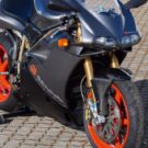 Ducati 916 Senna Mk3 preta na diagonal.