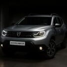 Renault Duster prata na diagonal.