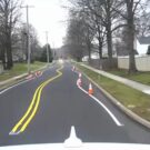 Estrada com faixas tortas.