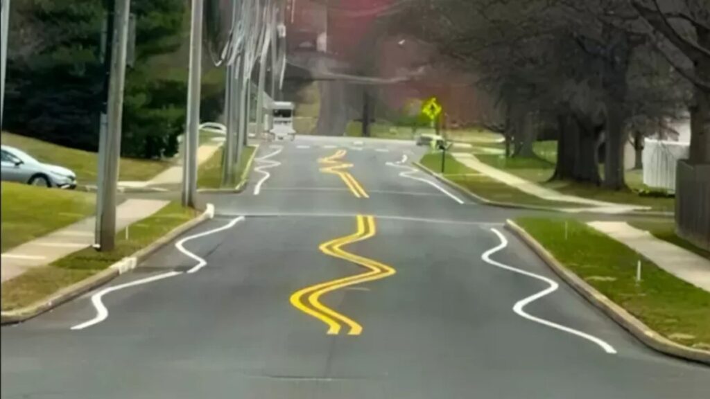 Faixas tortas na estrada.