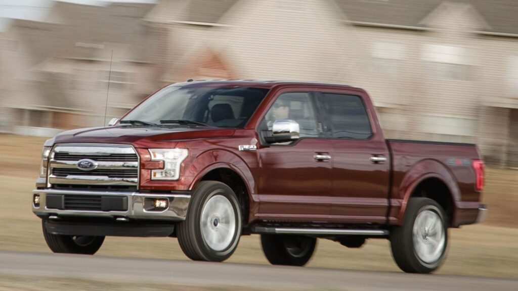 Ford F-150 vermelha na estrada.