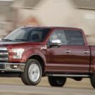 Ford F-150 vermelha na estrada.