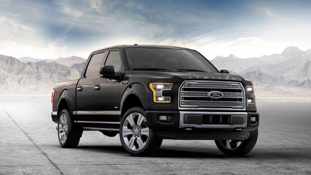Ford F-150 preta na diagonal.