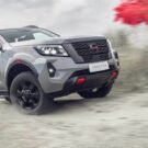 Frontier Attack prata parado na diagonal.