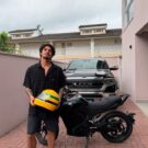 Gabriel Medina e sua moto.