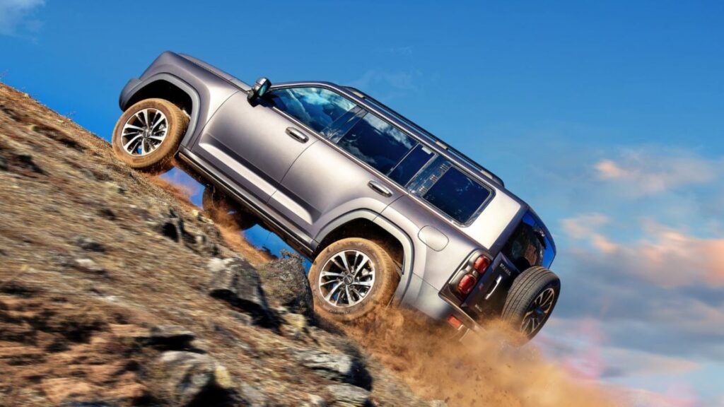 Haval H9 subindo morro.