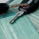 Documento do carro simbolizando o IPVA.