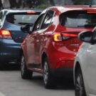 Carros parados na estrada.