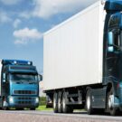 Caminhões azuis com o IPVA pago.