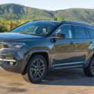 Jeep Commander cinza escuro na estrada.