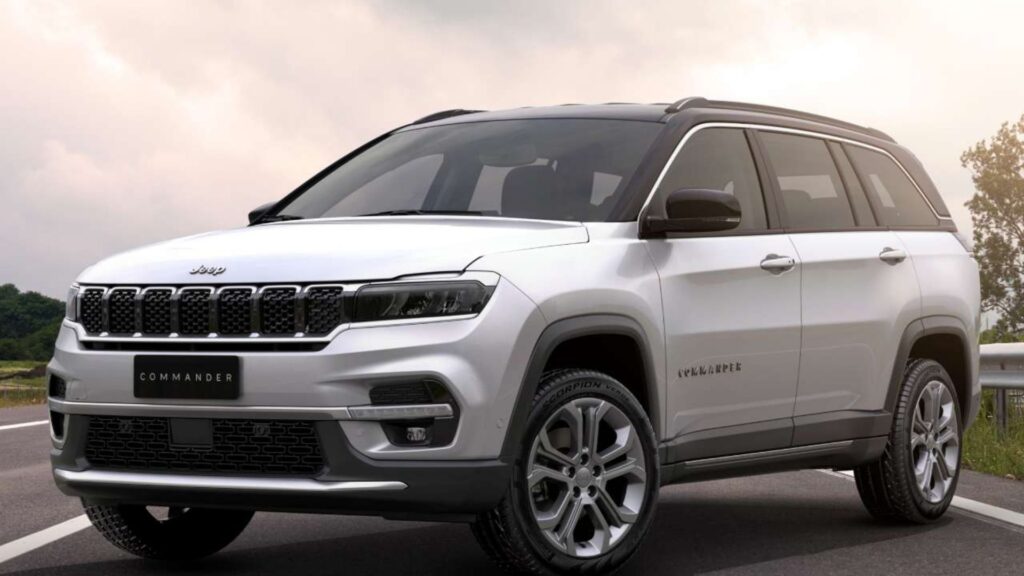 Jeep Commander branco na diagonal.