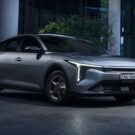 KIA K4 cinza escuro na diagonal.