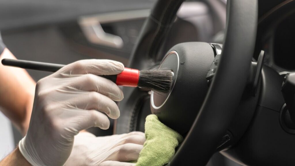 Limpeza detalhada em carro.