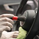 Limpeza detalhada em carro.