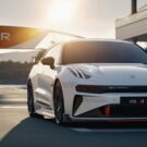 Zeekr 001 R na pista de corrida.