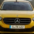 Frente da mercedes Classe T amarela.