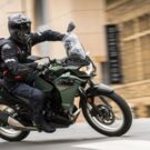 Kawasaki Versys-X 300 verde musgo com motociclista em cima.